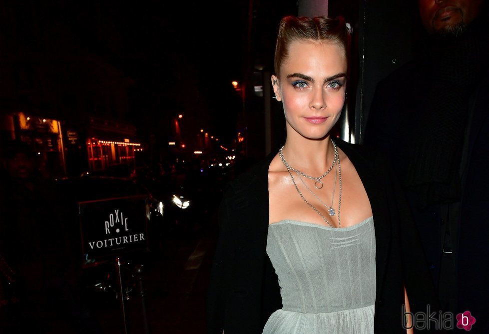 Cara Delevingne con sombra de ojos azul y labios rosas