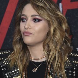 Paris Jackson con sombra de ojos morada