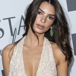 Emily Ratajkowski con un vestido nude y maquillaje natural en una fiesta en el Puerto de Debilly, París