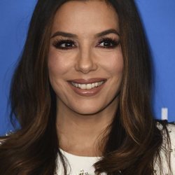 Eva Longoria en la Gala AP de Beverly Hills con un exceso de base de maquillaje y grumos en las pestañas