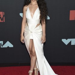 Camila Cabello, maquillaje natural y melena XXL