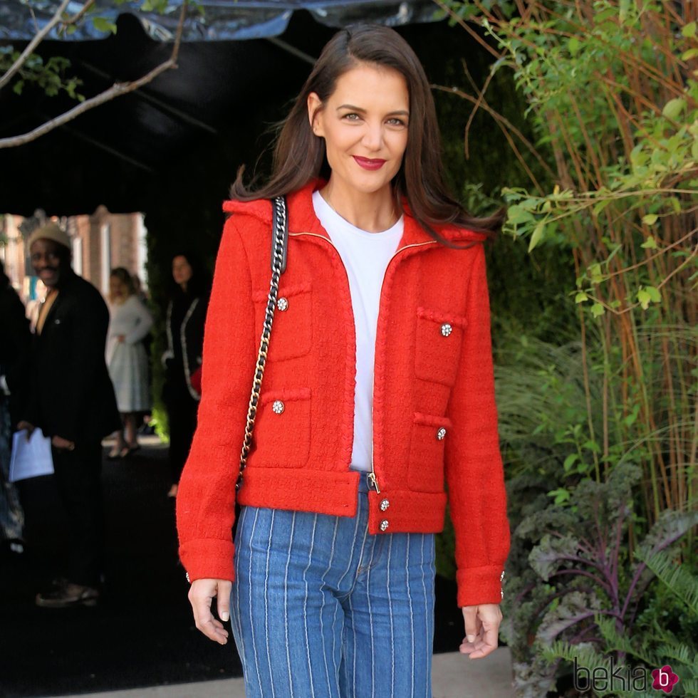 Katie Holmes con labial rojo y cazadora a juego por Nueva York