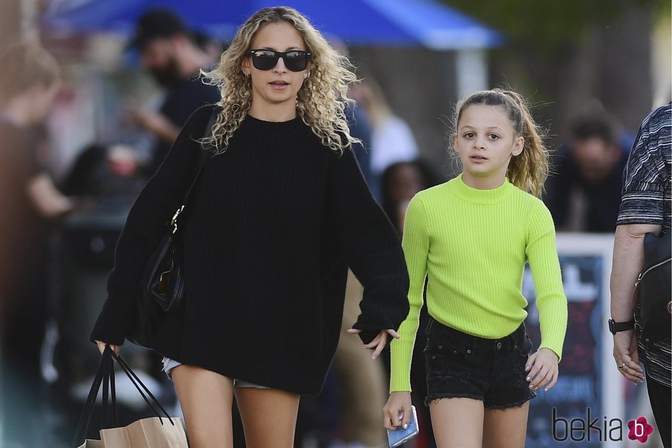 Nicole Richie con melena rizada de paseo por Los Ángeles