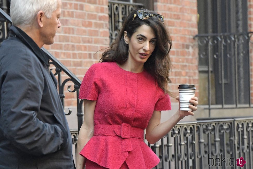 Amal Clooney de camino al trabajo sin maquillaje en Nueva York