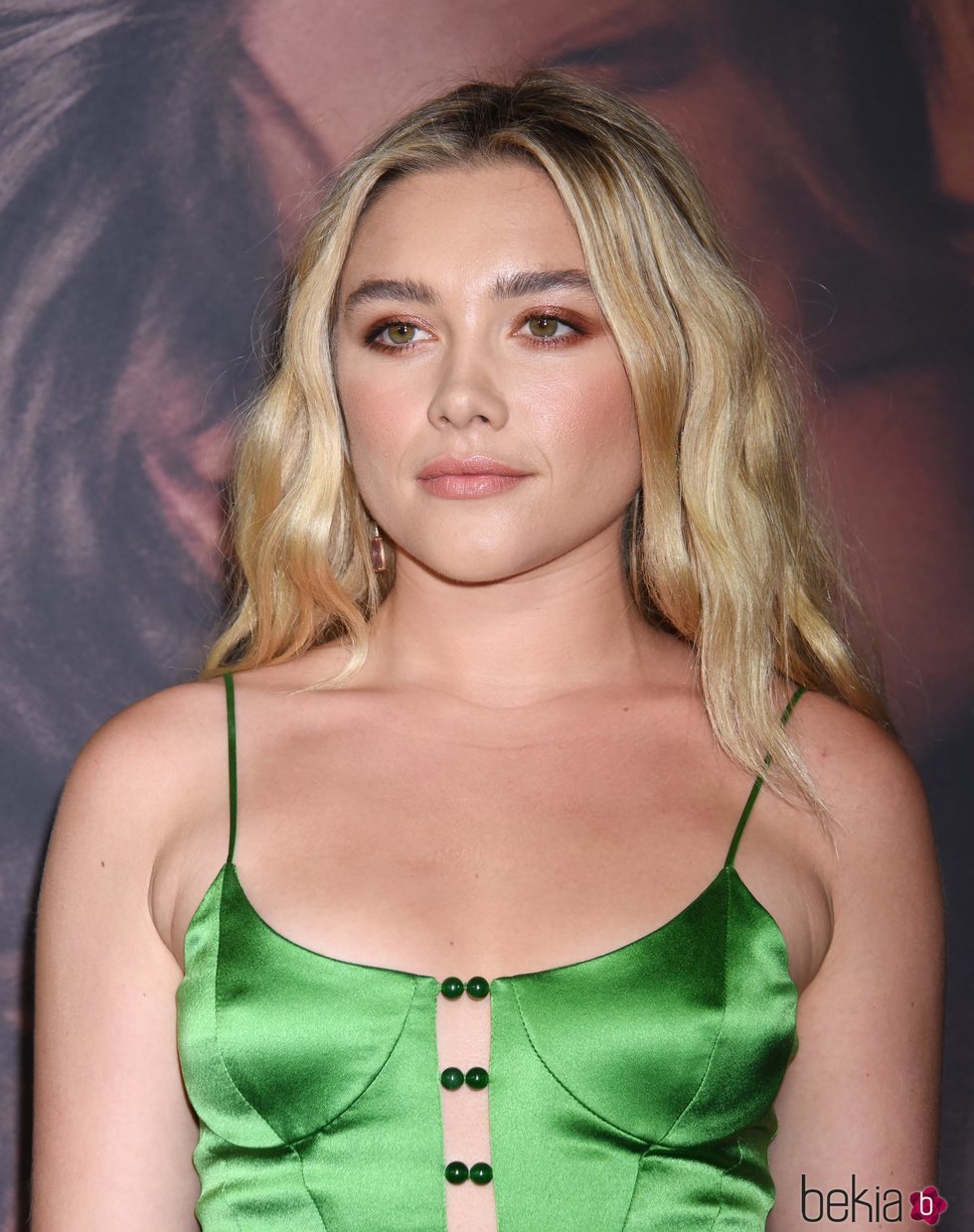 Florence Pugh con maquillaje ahumado para la premiere de 'Marriage Story' en Los Ángeles