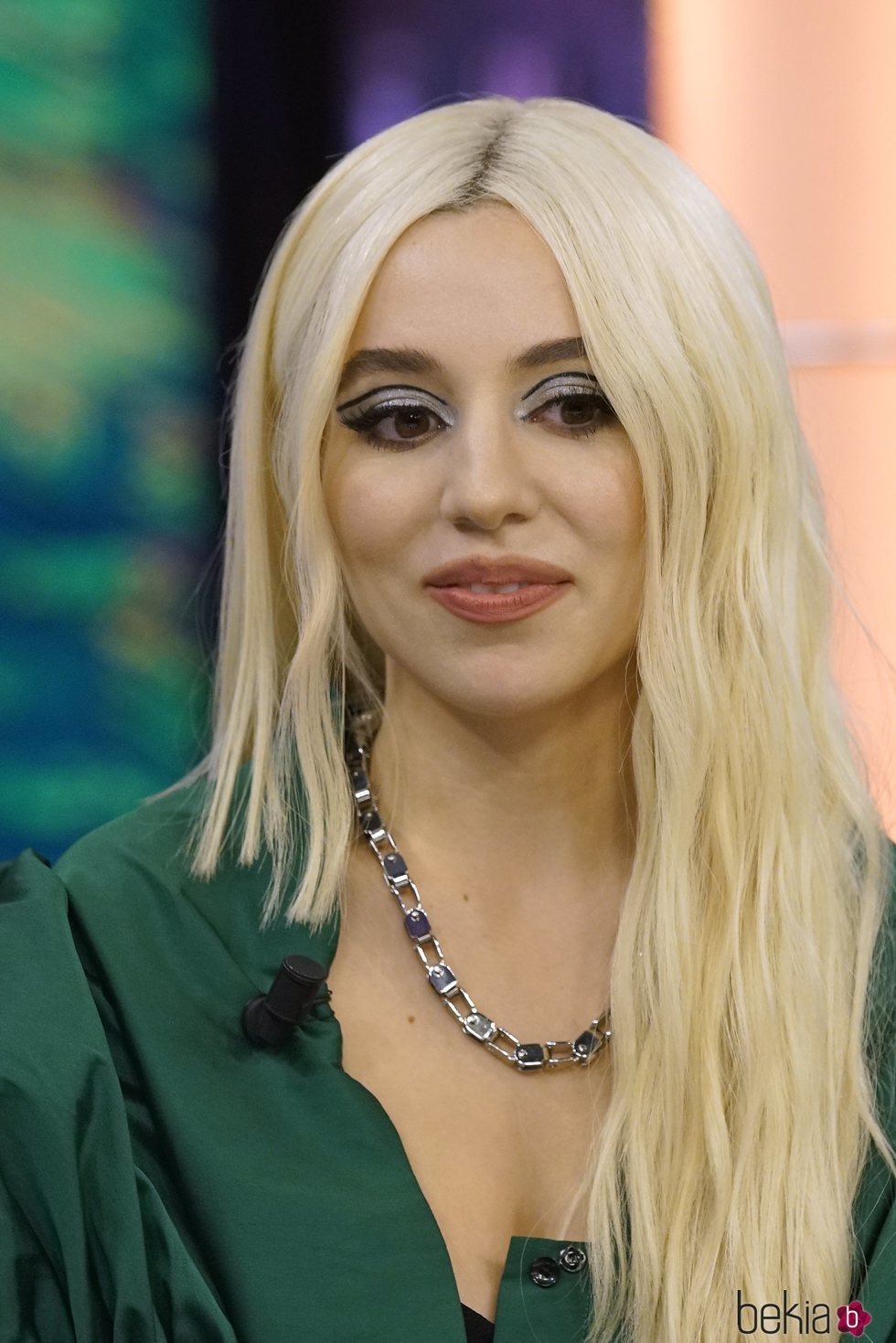 Ava Max con eyeliner dramático en 'El Hormiguero'