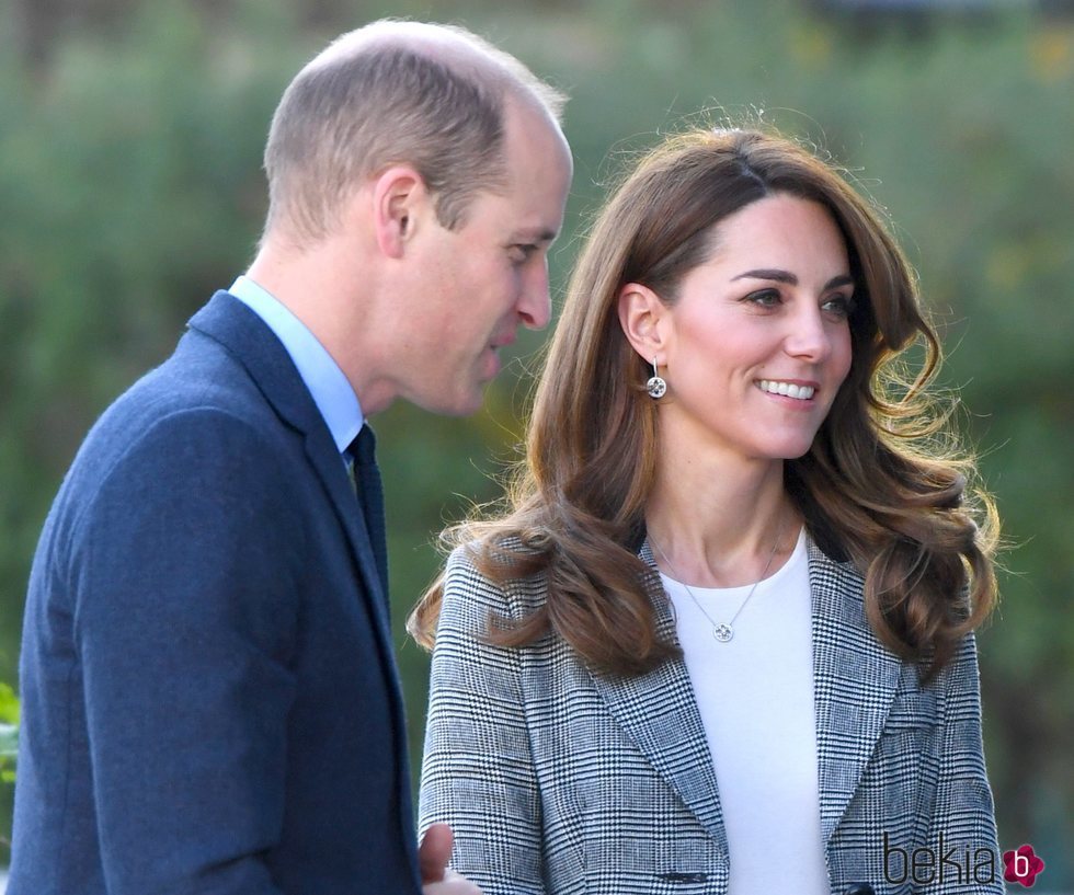 Kate Middleton con la melena con ondas voluminosa en un acto de voluntariado en Londres