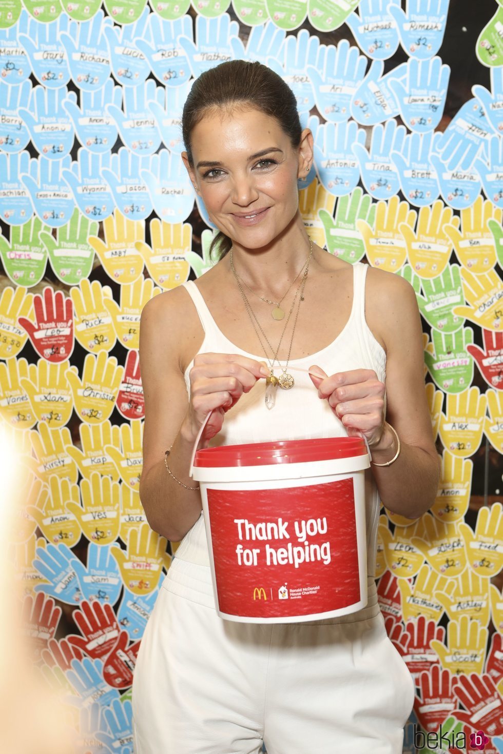 Katie Holmes con maquillaje impecable durante un acto de Ronald McDonald House Charities