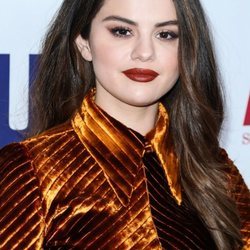 Selena Gomez con maquillaje burdeos durante la cena del Instituto Nacional de Defensa de Aclu 2019