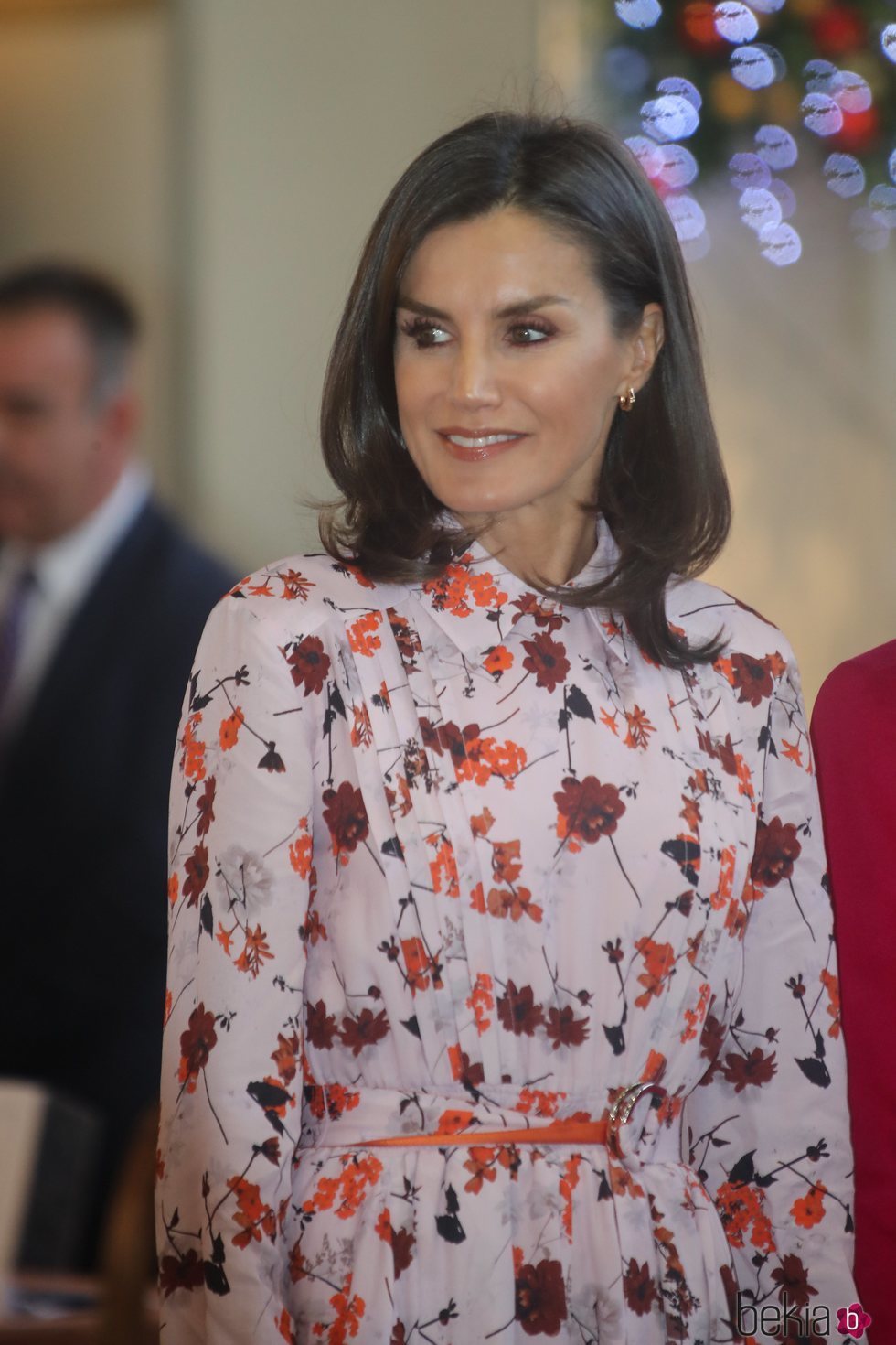 La Reina Letiz con maquillaje rosado y pelo liso en el Rastrillo solidario Nuevo Futuro