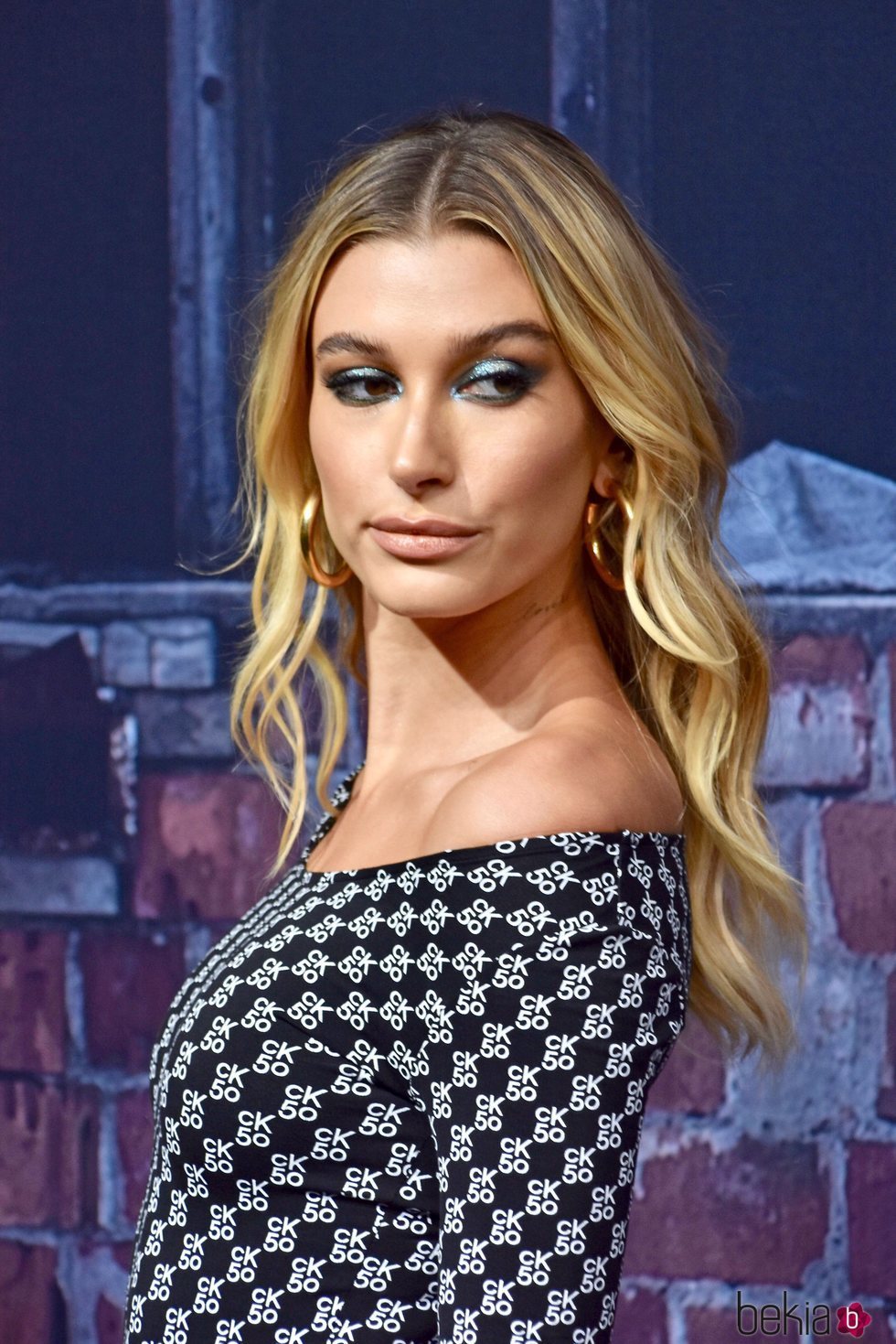 Hailey Baldwin con maquillaje azul en la fiesta Calvin Klein en Berlin