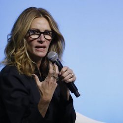 Julia Roberts con poco maquillaje en un acto de la Fundación Obama en Kuala Lumpur