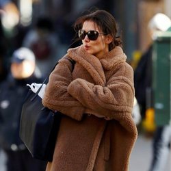 Katie Holmes despelujada por Nueva York