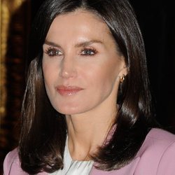 La Reina Letizia con un beauty look rosado en una exposición en el Palacio Real