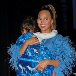 Chrissy Teigen abusa de los polvos de sol