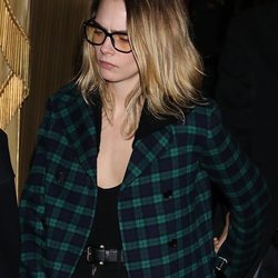 Cara Delevingne en París con un beauty look desaliñado