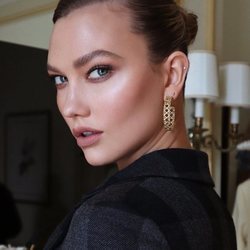 Karlie Kloss asiste al desfile de Dior 2020 en París