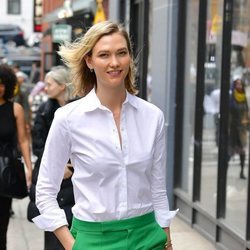 Karlie Kloss presumiendo look natural