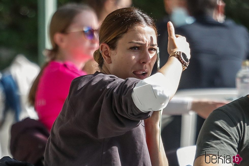 Blanca Suárez apuesta por la naturalidad para tomar algo con amigos