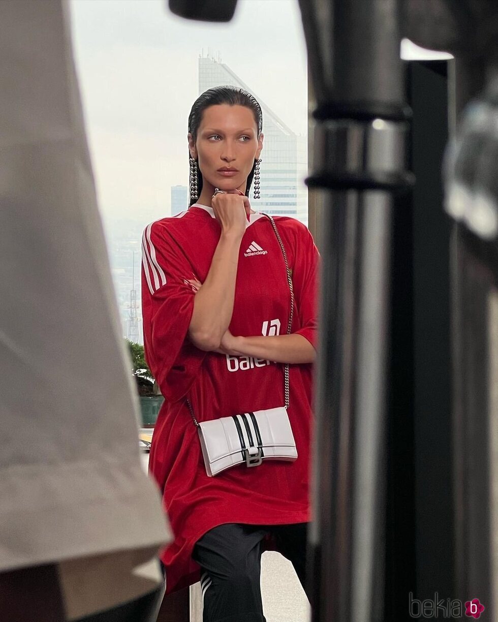 Bella Hadid con las cejas decoloradas para una campaña de Balenciaga