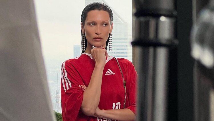 Bella Hadid con las cejas decoloradas para una campaña de Balenciaga