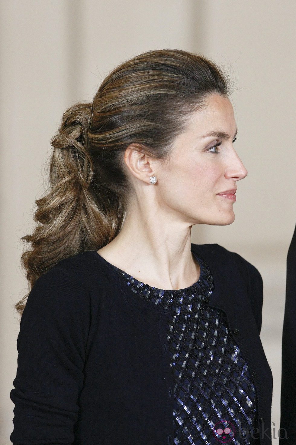 Letizia con el pelo recogido y ondulado