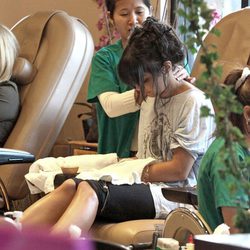 Vanessa Hudgens se hace la pedicura mientras recibe un masaje