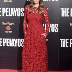 Blanca Suárez en el estreno de 'The Pelayos' con vestido rojo y maquillaje sencillo