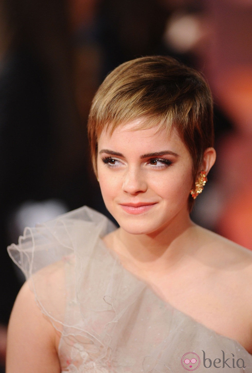 Emma Watson con un corte de pelo masculino y mechas rubias