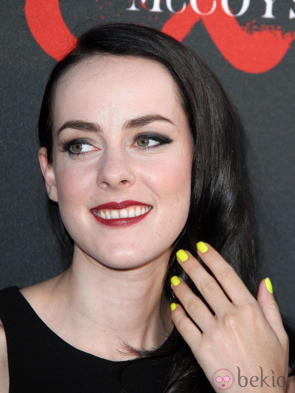 Jena Malone con las uñas pintadas de amarillo flúor