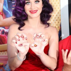 Katy Perry con las uñas decoradas