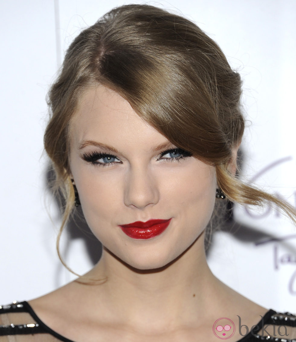 Taylor Swift con voluminosas  pestañas postizas