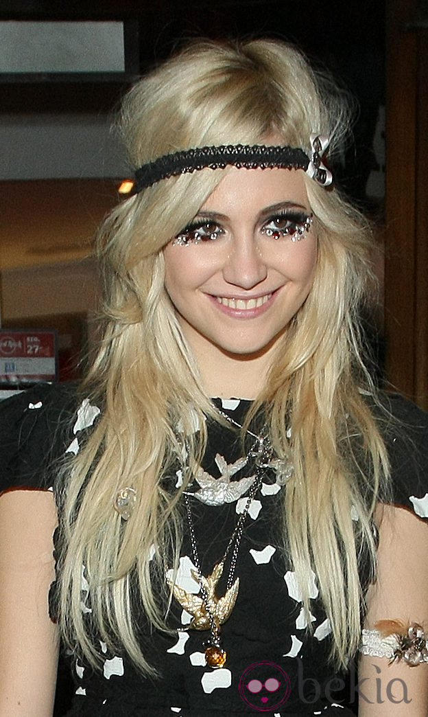 Pixie Lott con largas pestañas postizas decoradas