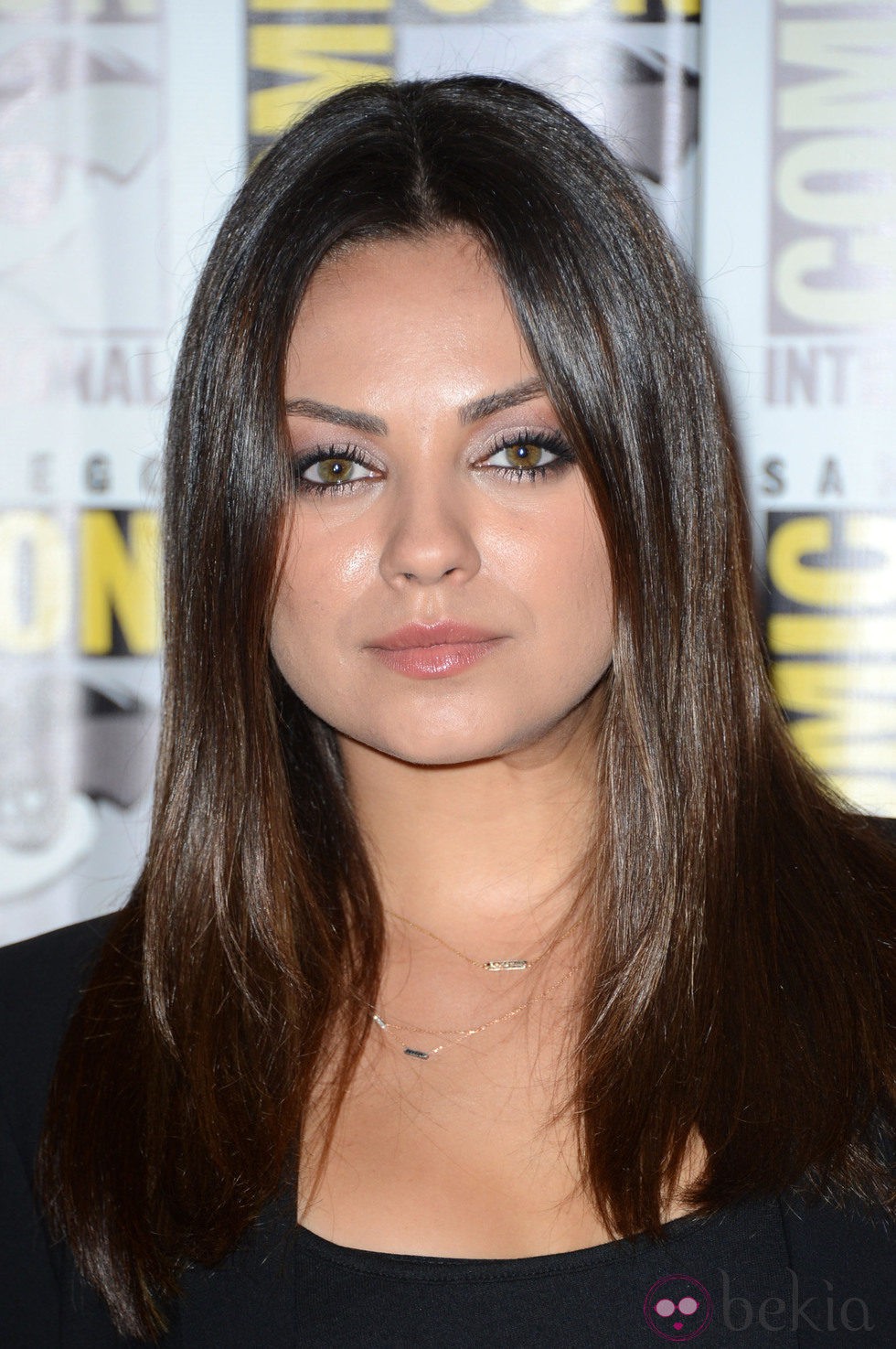 Mila Kunis con una sombra de ojos en tonos rosados