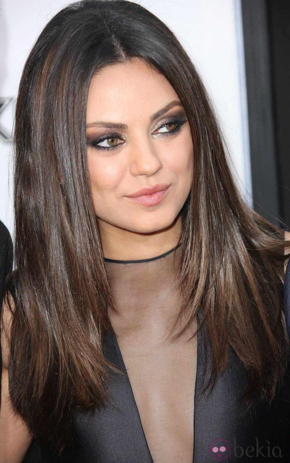 Mila Kunis apuesta por unos intensos smokey eyes