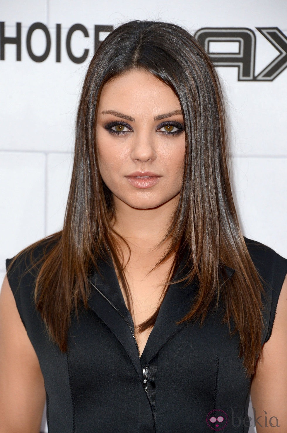 Mila kunis con unos marcados ojos en negro