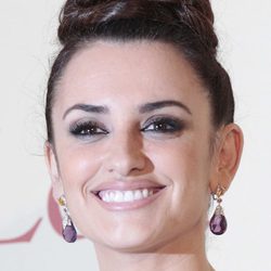 Penélope Cruz con un moño alto trenzado