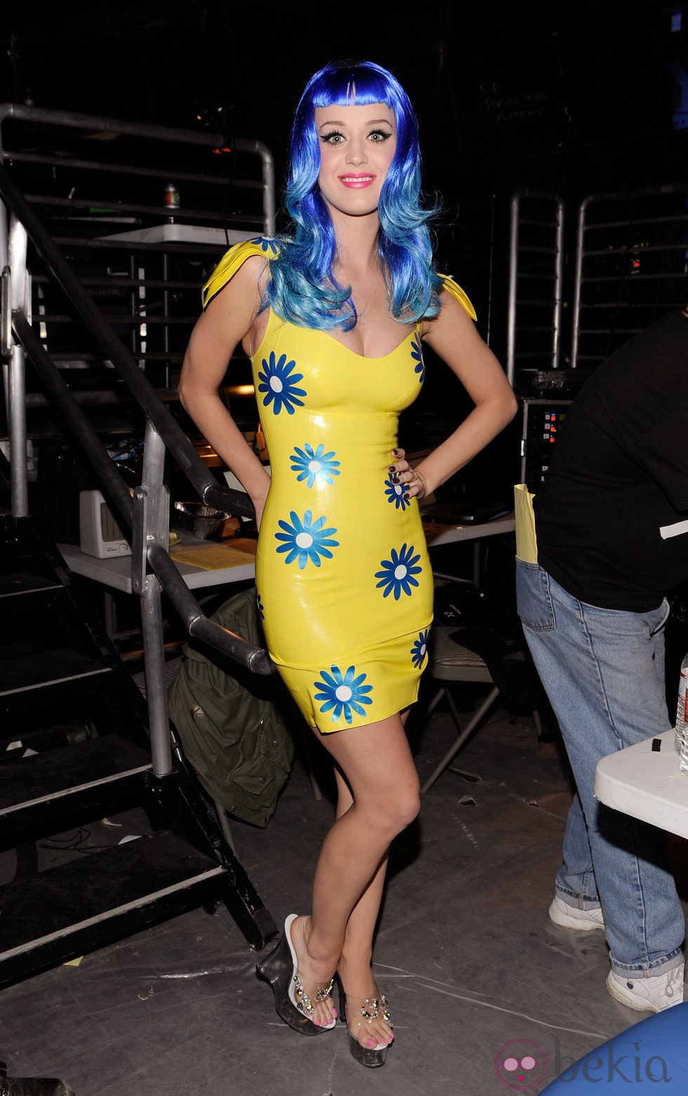 Katy Perry en los Kids' Choice Awards 2010 con una peluca en azul eléctrico