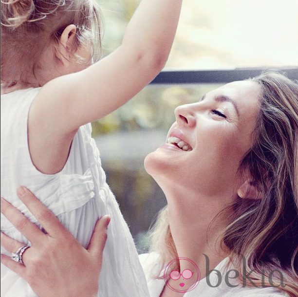 Drew Barrymore junto a su hija como imagen de 'Cherished', una de sus fragancias