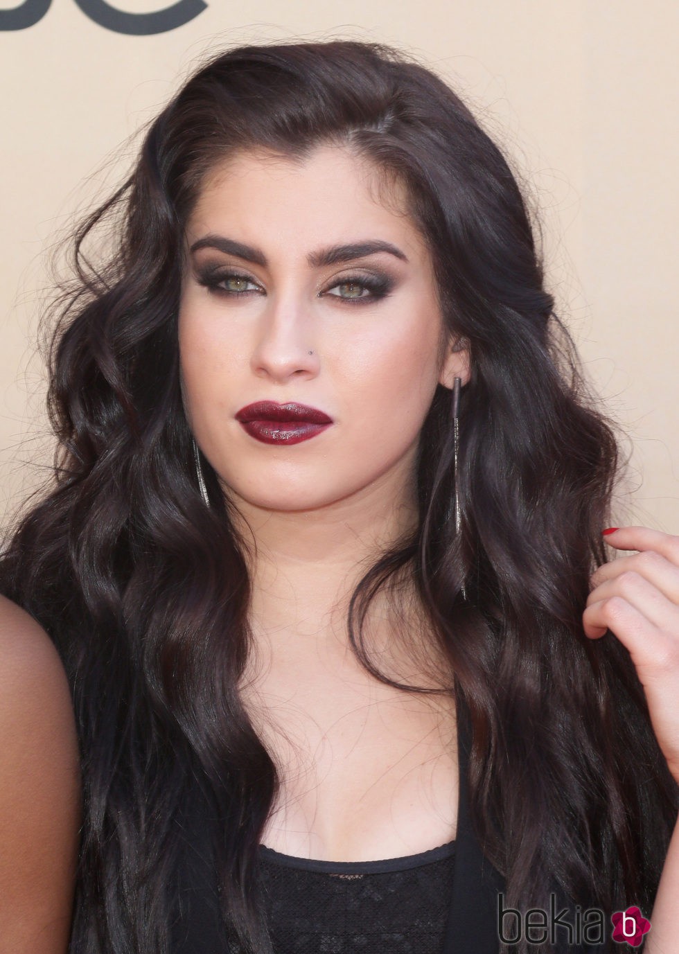 Lauren Jauregui con ojos ahumados y labios granate en los iHeartRadio Music Awards