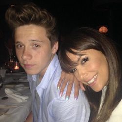 Eva Longoria con las uñas de colores posando junto a Brooklyn Beckham 