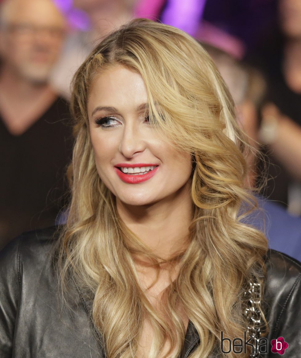 Paris Hilton presumiendo de labios rojos y párpados color cobre en un combate de boxeo