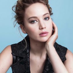 Jennifer Lawrence posando como imagen de 'Dior Addict'