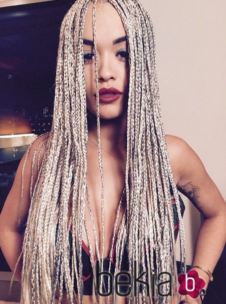 Rita Ora llena su cabello de trenzas