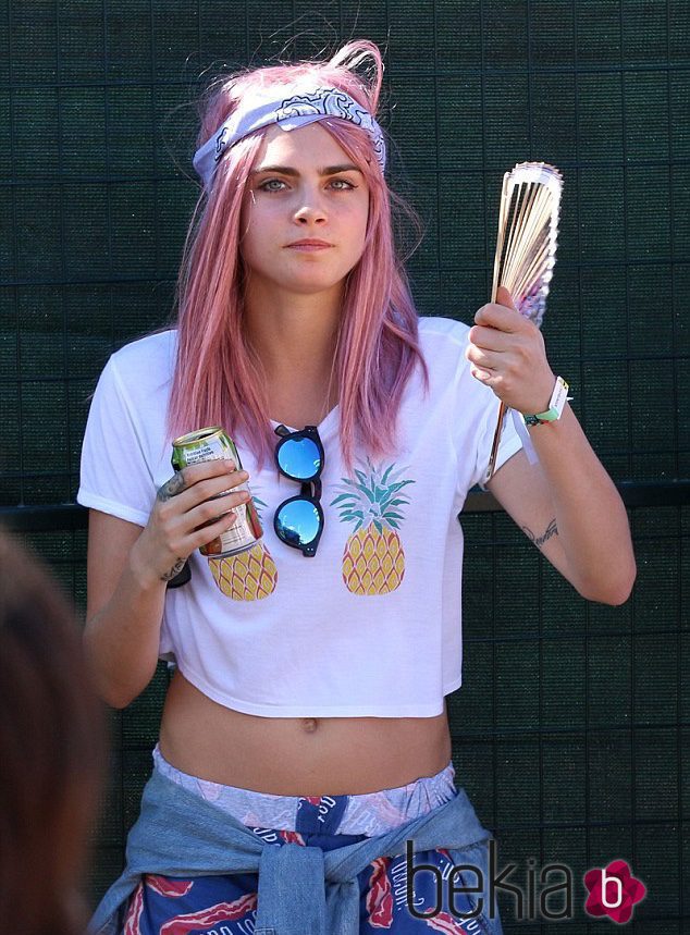 Cara Delevingne con su melena rosa