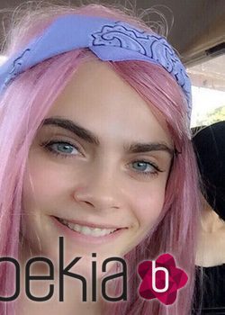 Cara Delevingne se unió a la moda del pelo rosa