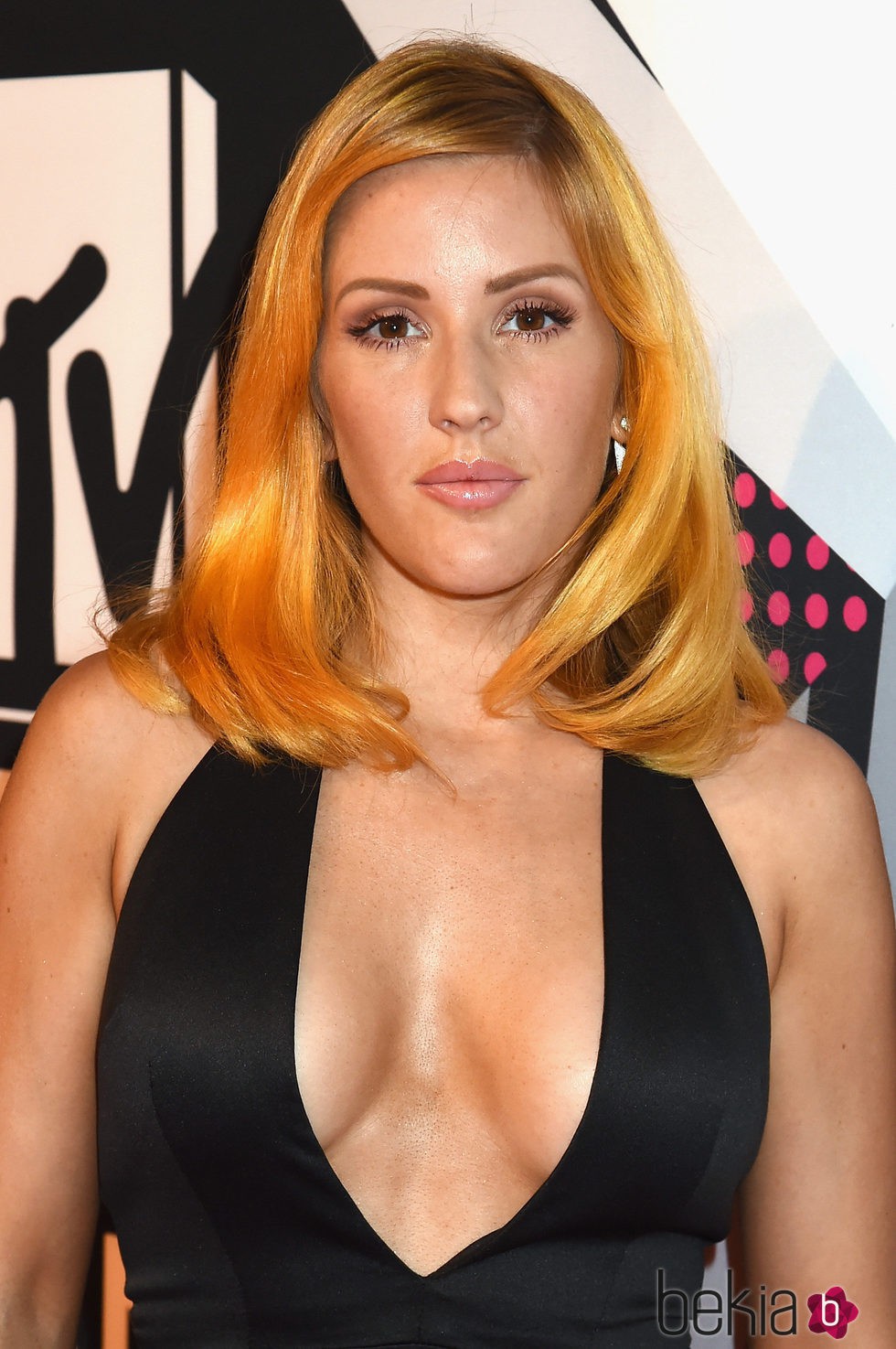 Ellie Goulding con la melena midi ligeramente ondulada en los MTV EMA 2015