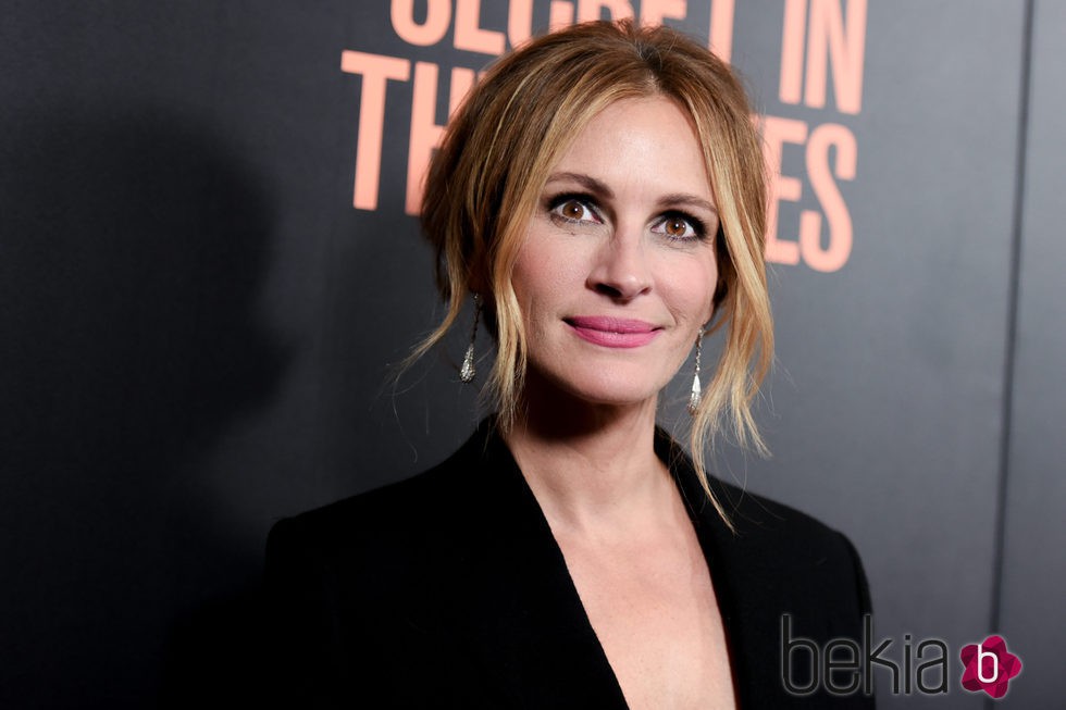 Julia Roberts con un maquillaje rosado