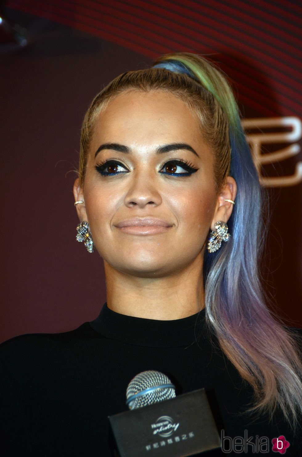 Rita Ora luce una coleta de colorines