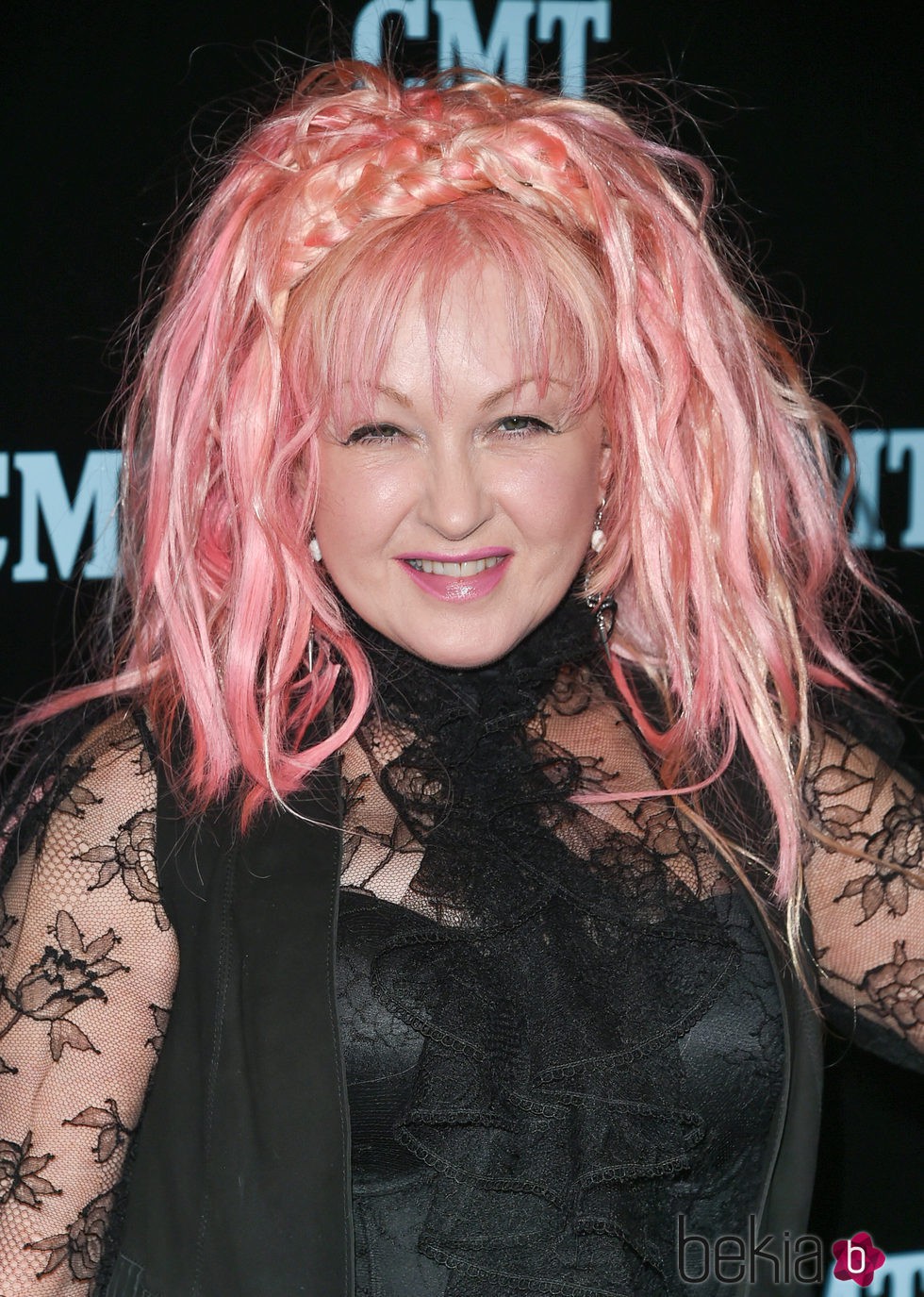 Cyndi Lauper aparece en Nueva York con un descolorido rosa